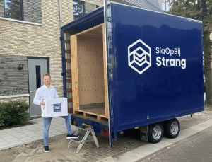 Opslagcontainer bij de klant voor de deur: eenvoudig zelf inladen met de voordeur service van Strang